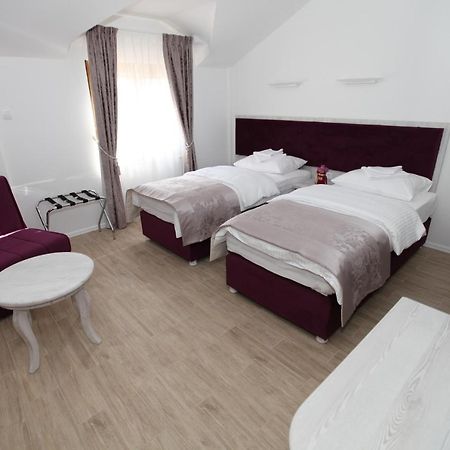 Apis Hotel Требине Екстериор снимка