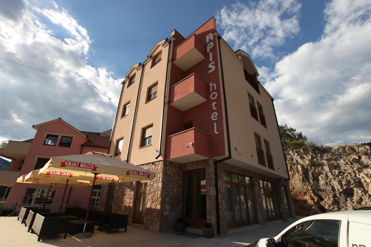 Apis Hotel Требине Екстериор снимка