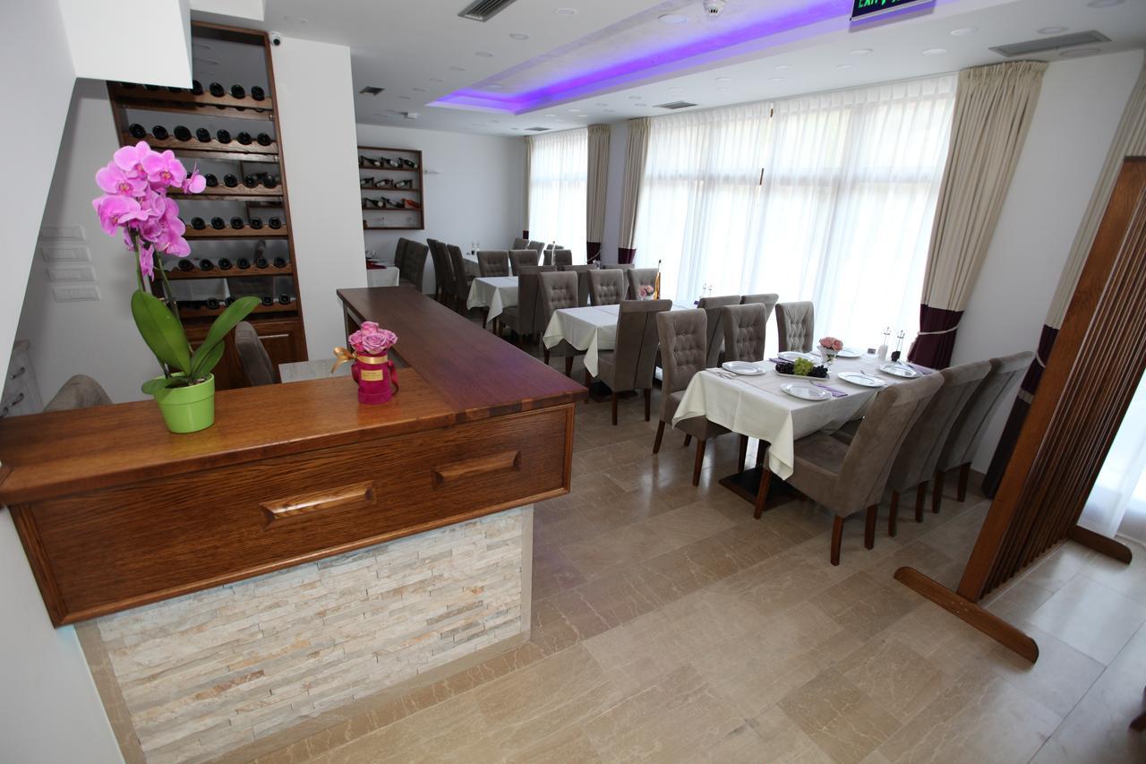Apis Hotel Требине Екстериор снимка