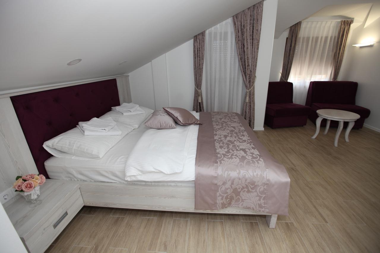 Apis Hotel Требине Екстериор снимка