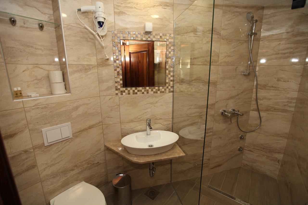 Apis Hotel Требине Екстериор снимка