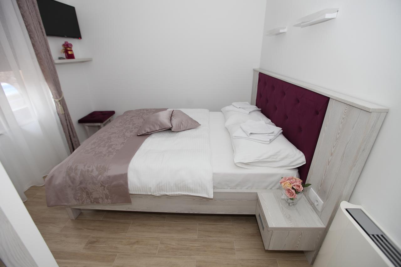 Apis Hotel Требине Екстериор снимка