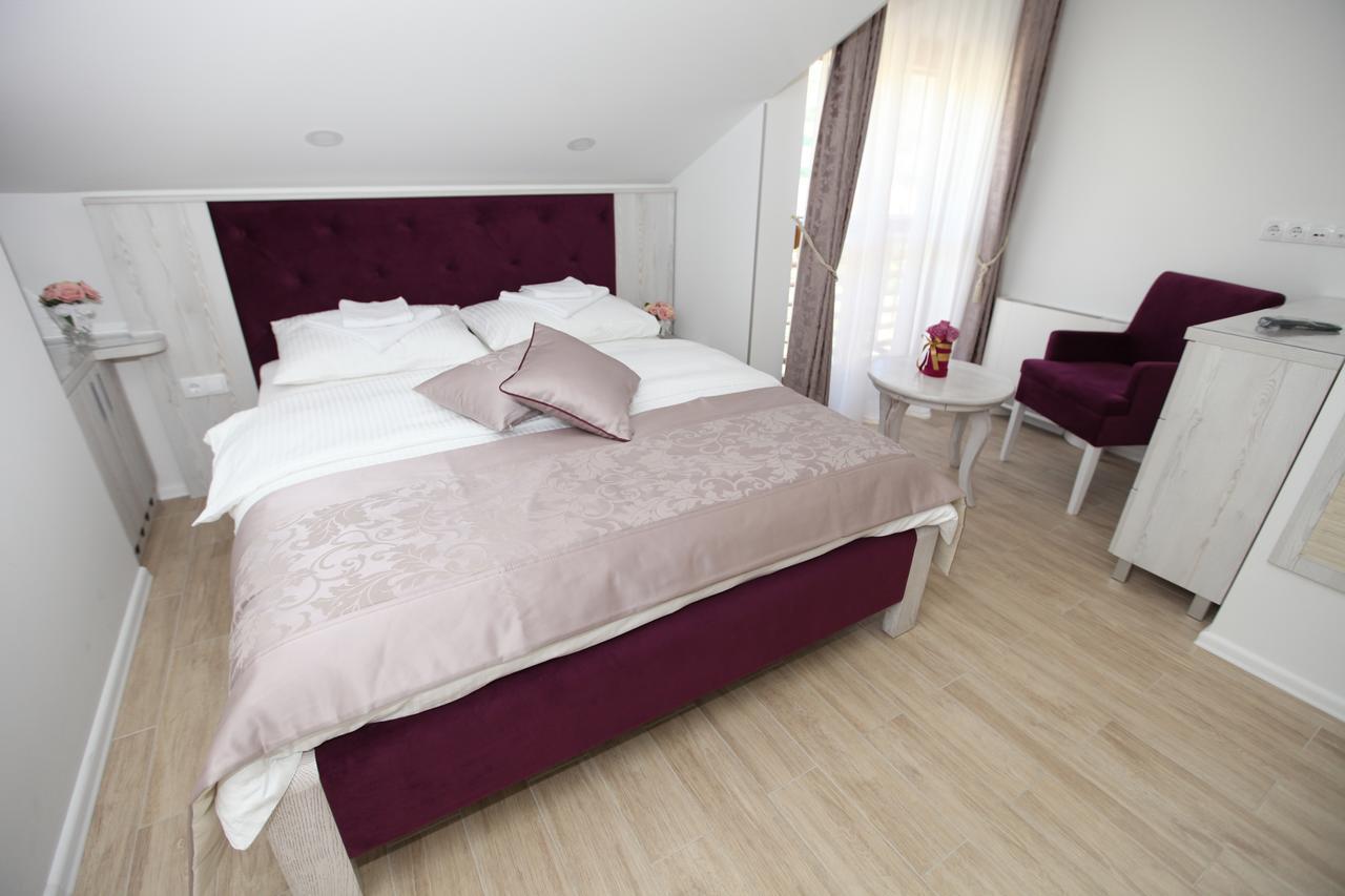Apis Hotel Требине Екстериор снимка