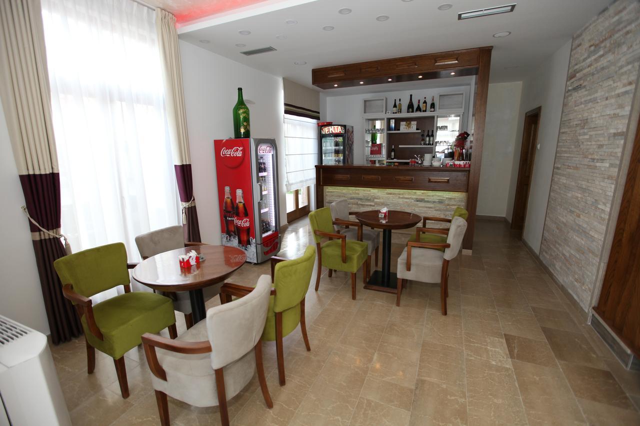 Apis Hotel Требине Екстериор снимка