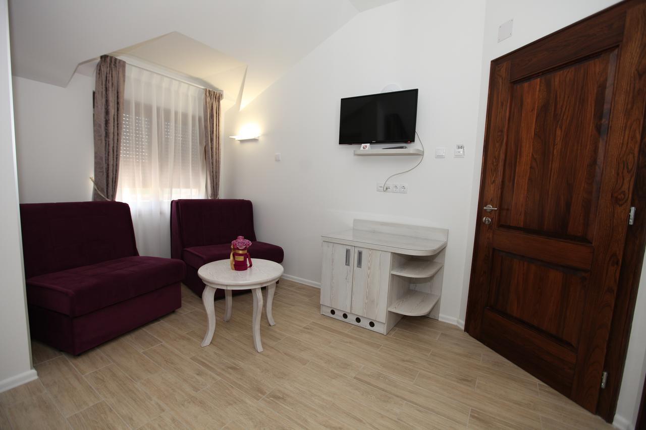 Apis Hotel Требине Екстериор снимка