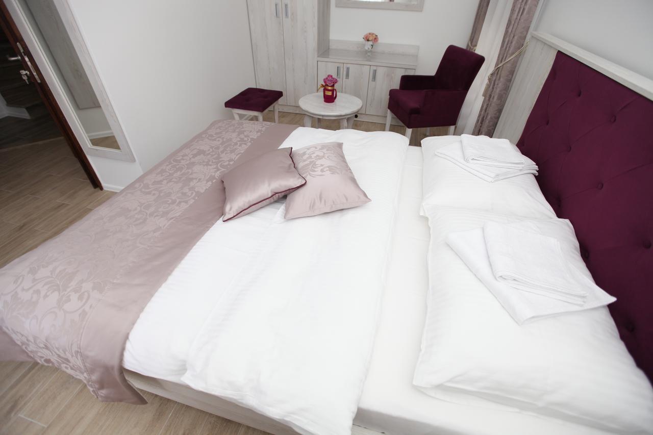 Apis Hotel Требине Екстериор снимка