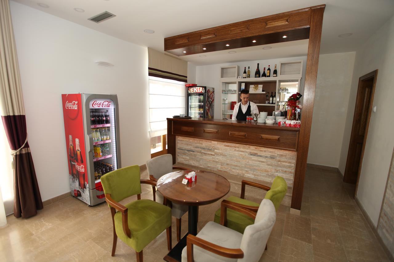 Apis Hotel Требине Екстериор снимка