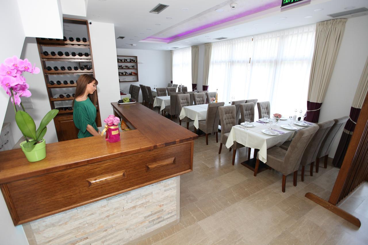 Apis Hotel Требине Екстериор снимка