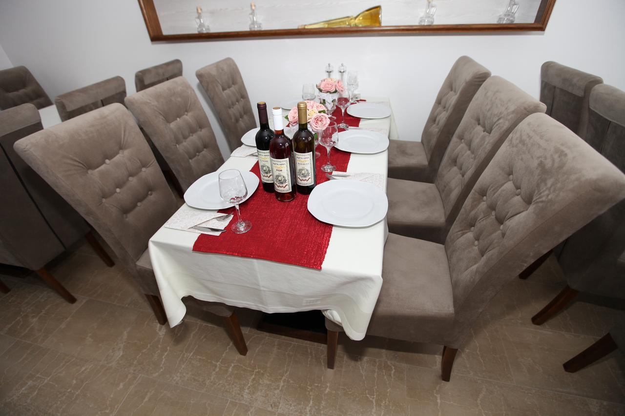 Apis Hotel Требине Екстериор снимка