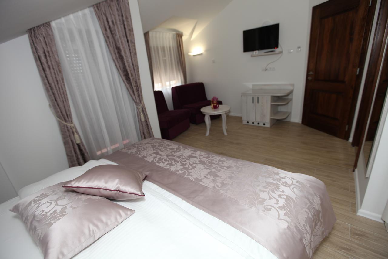 Apis Hotel Требине Екстериор снимка