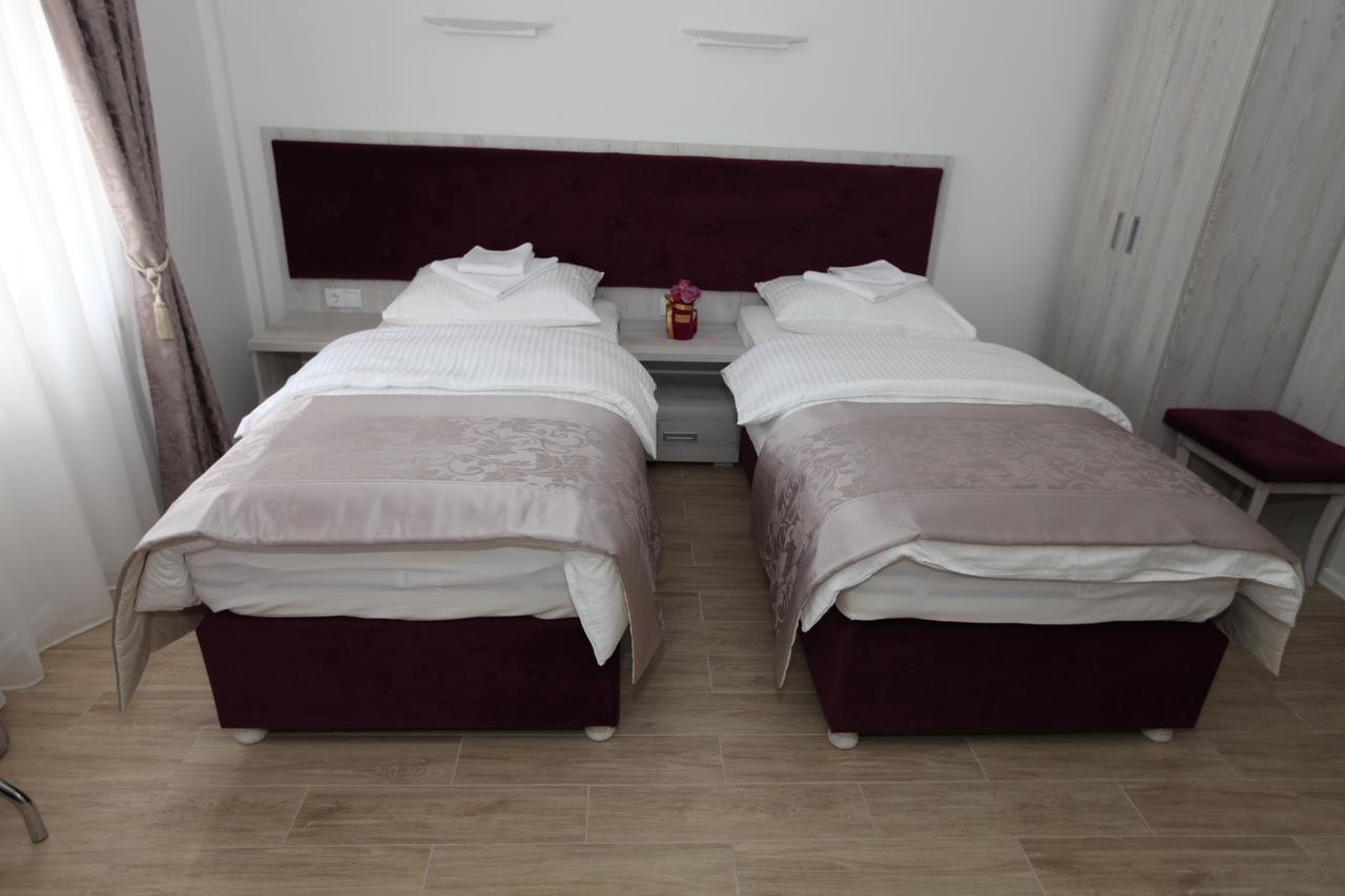 Apis Hotel Требине Екстериор снимка