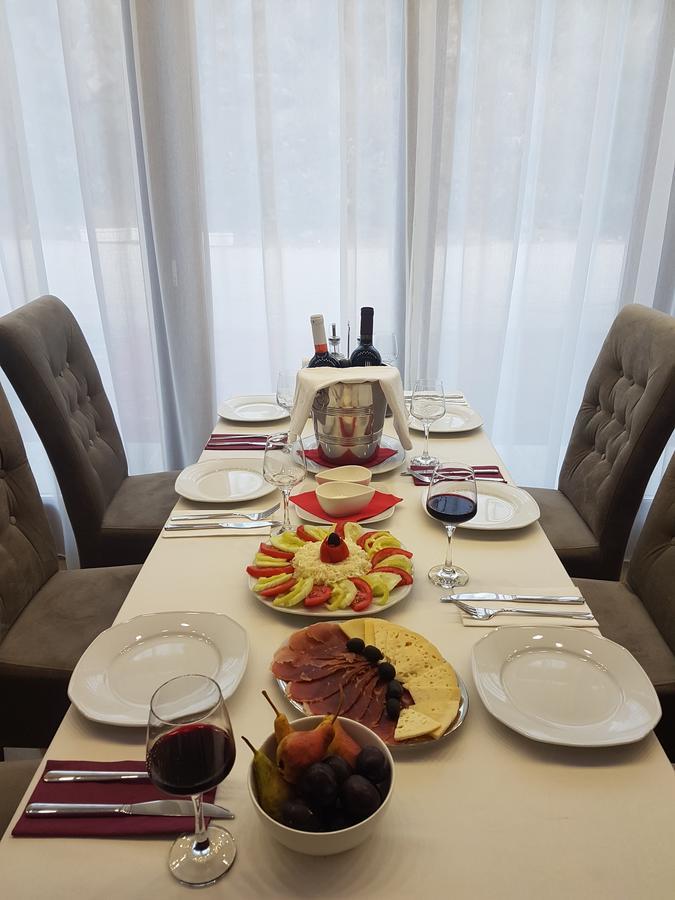 Apis Hotel Требине Екстериор снимка