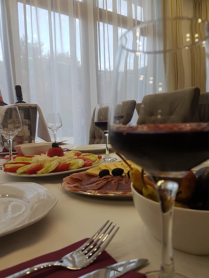 Apis Hotel Требине Екстериор снимка