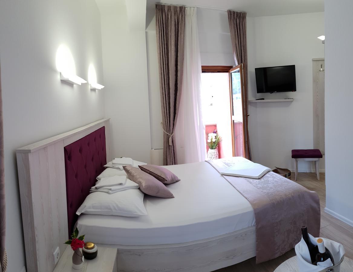 Apis Hotel Требине Екстериор снимка
