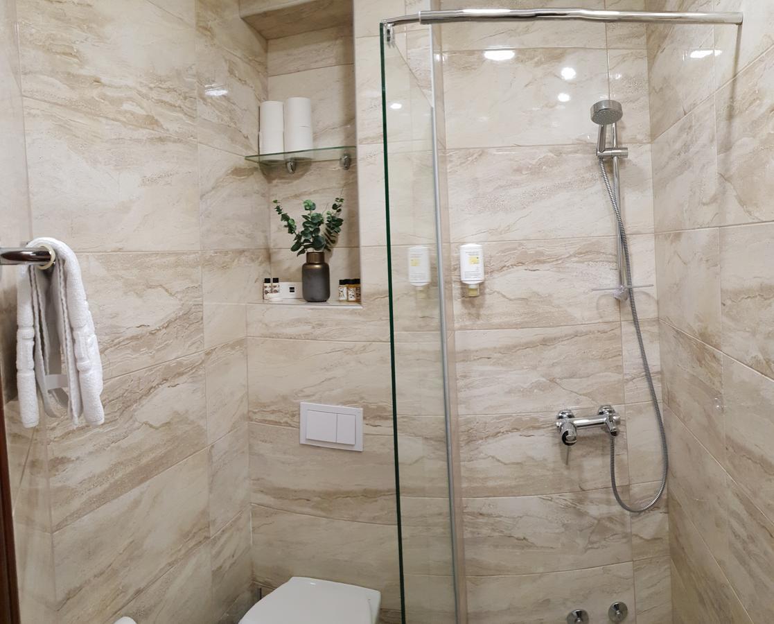 Apis Hotel Требине Екстериор снимка