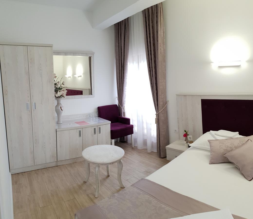 Apis Hotel Требине Екстериор снимка