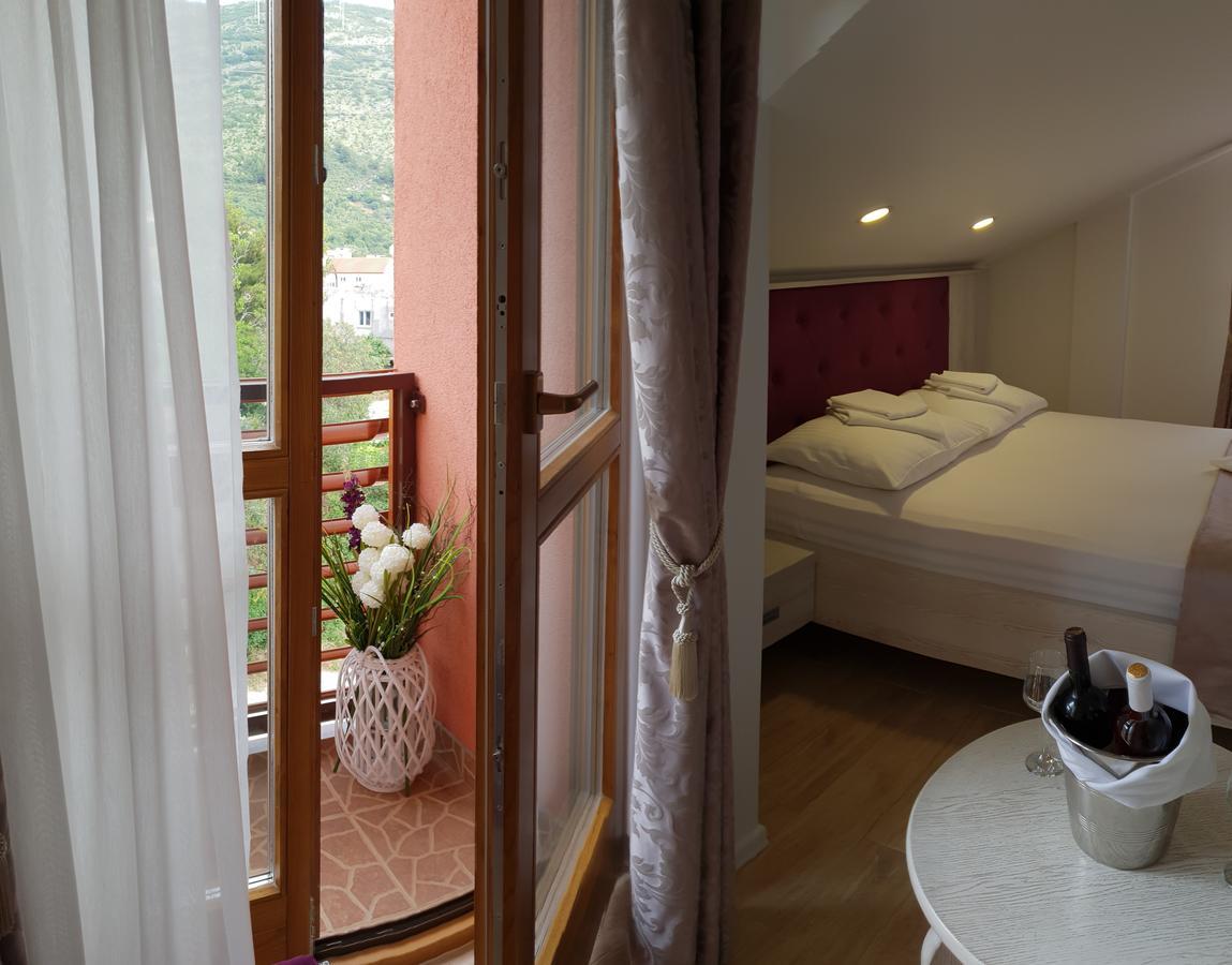 Apis Hotel Требине Екстериор снимка