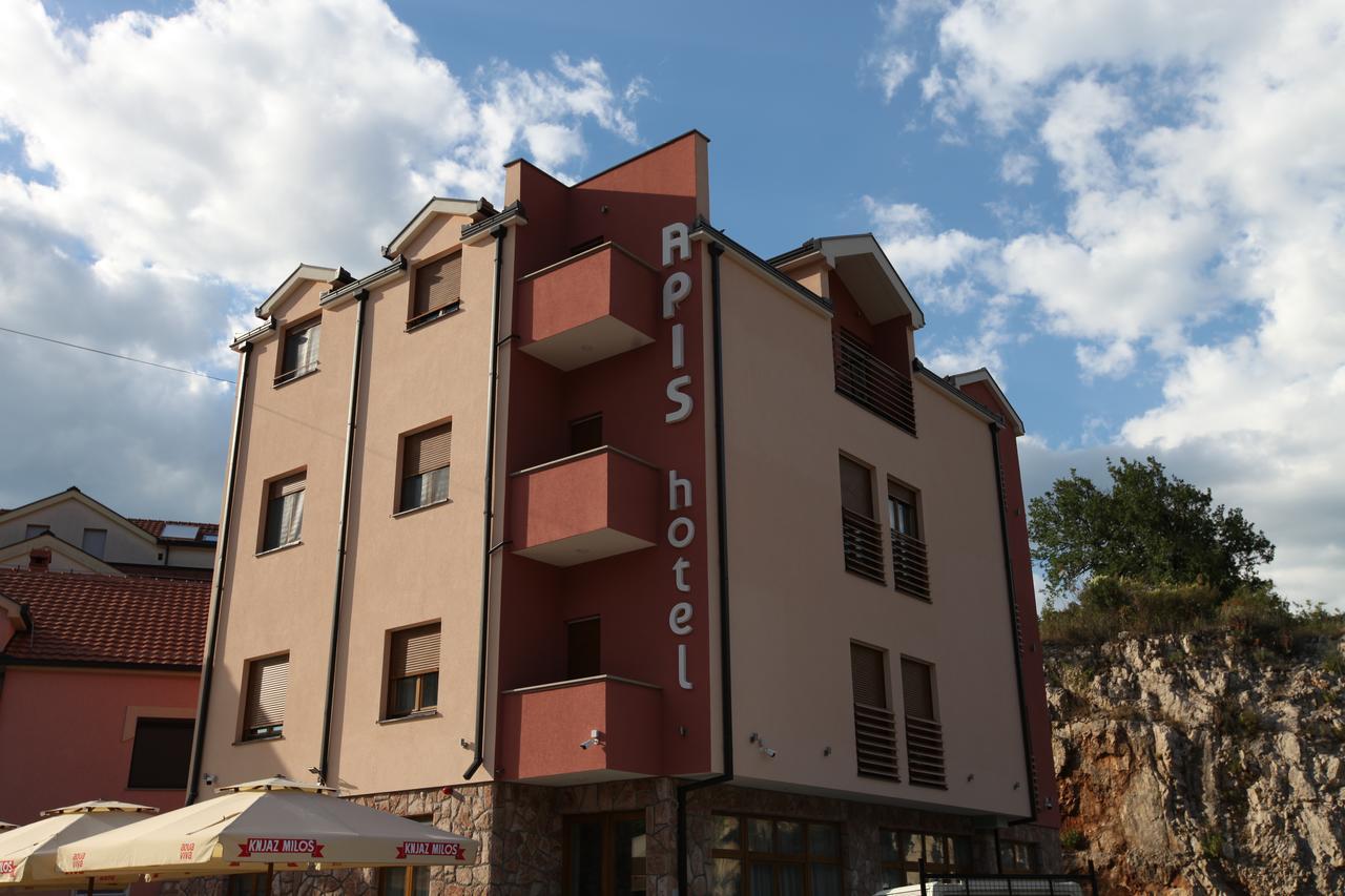 Apis Hotel Требине Екстериор снимка