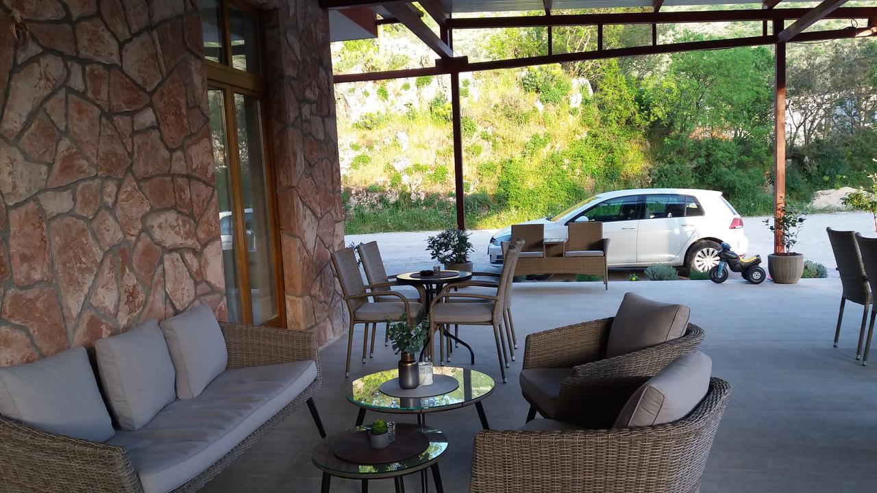 Apis Hotel Требине Екстериор снимка