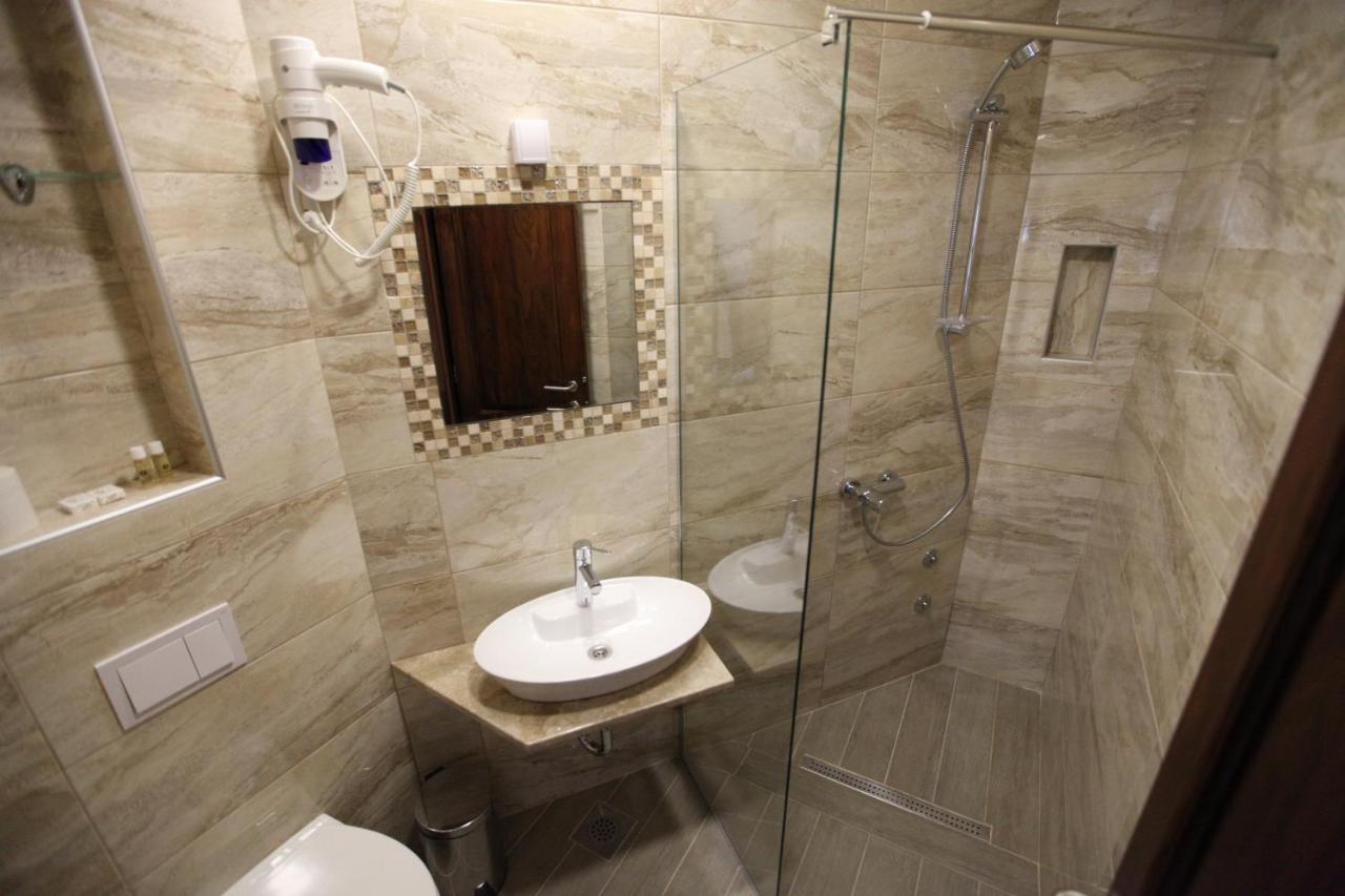 Apis Hotel Требине Екстериор снимка