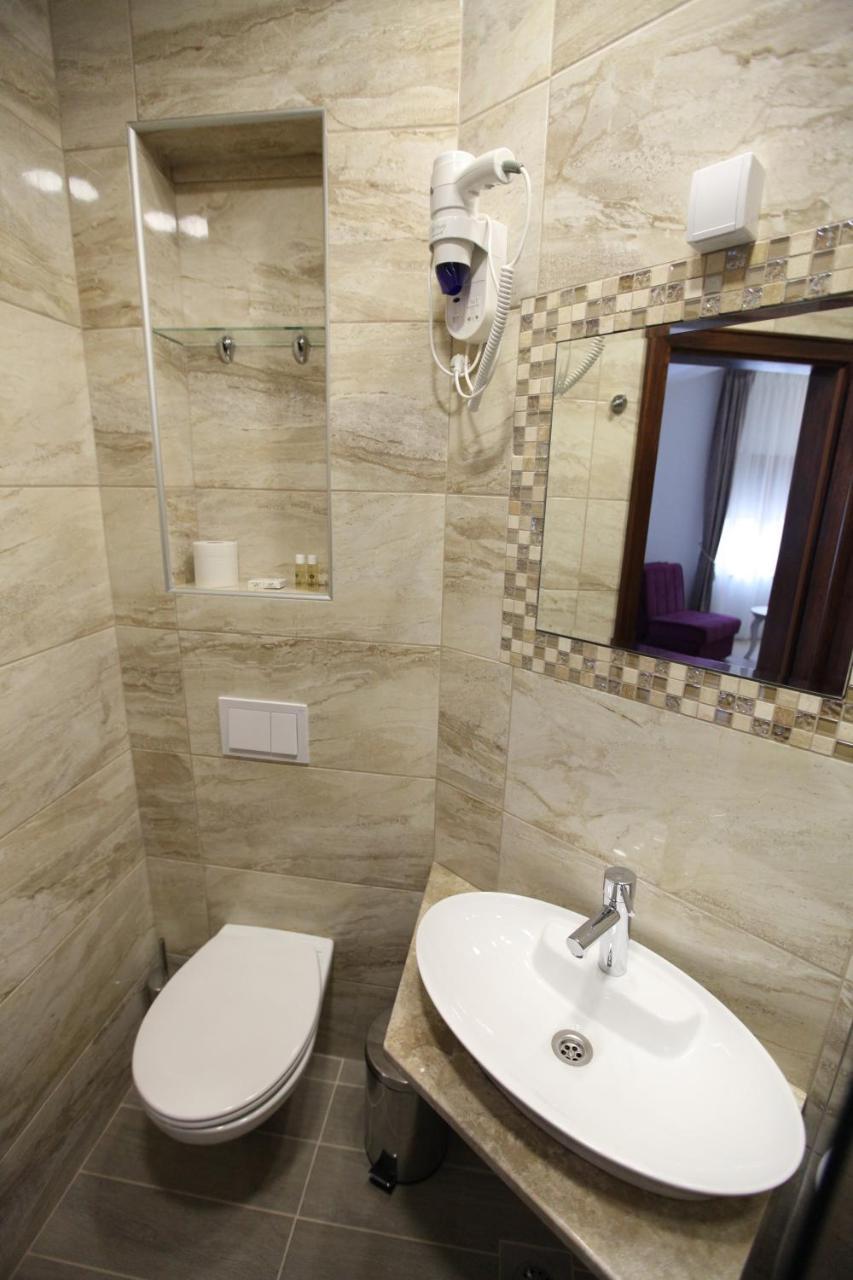 Apis Hotel Требине Екстериор снимка