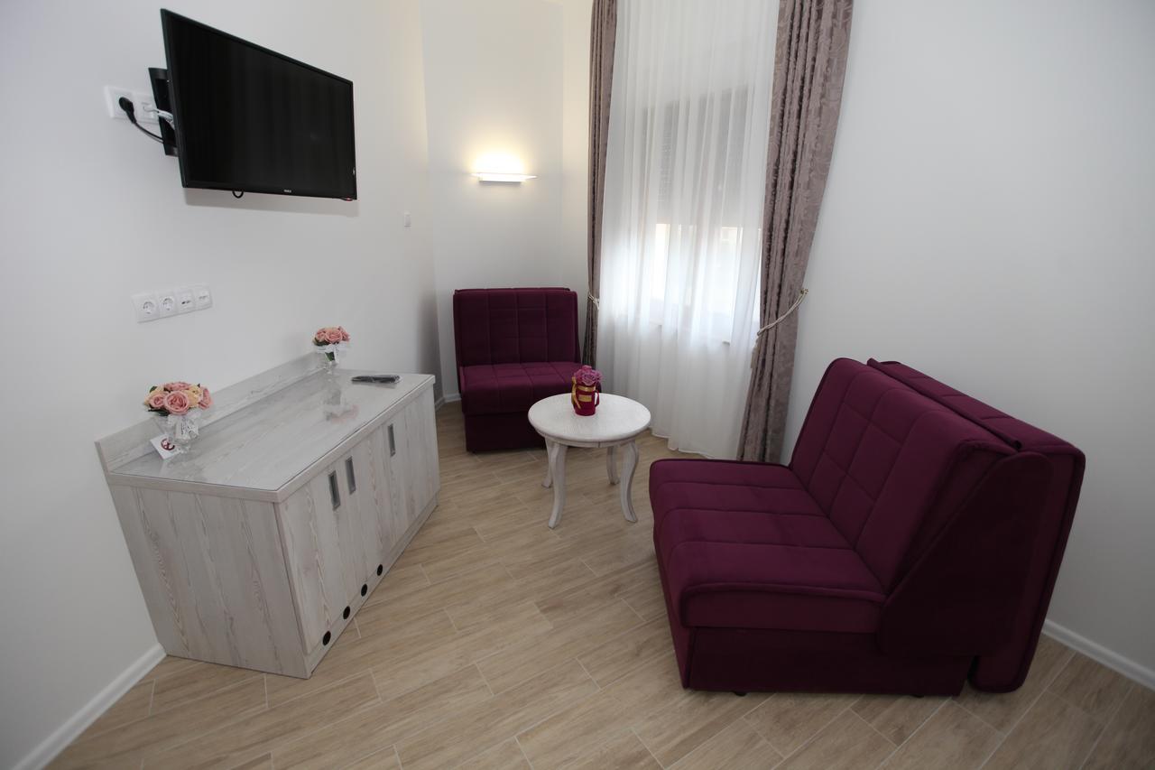 Apis Hotel Требине Екстериор снимка
