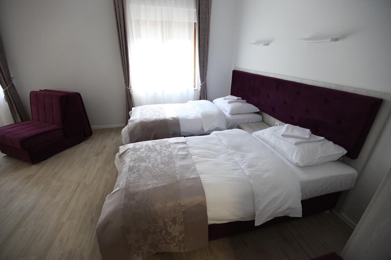 Apis Hotel Требине Екстериор снимка