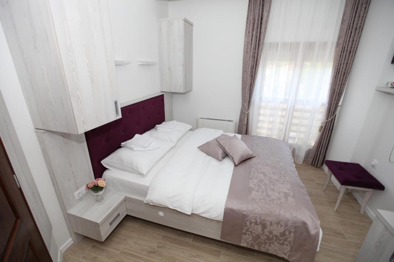 Apis Hotel Требине Екстериор снимка